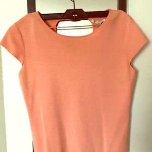 Lightweight sweater short sleeve.